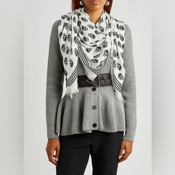 Alexander McQueen scarf in fabric with Skull print - Picture 4 of 15